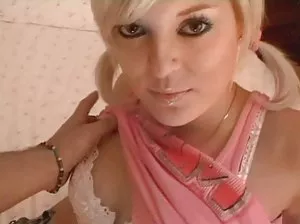 Sultry Rachel saute sur un pénis debout
