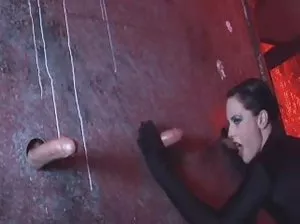 Maîtresse mettre le cancer d’un esclave garçon et baisée avec un Strap-on point