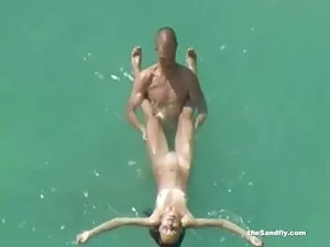 Couple marié sur le sujet de rentrer à la maison après une journée sur la plage