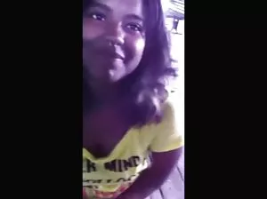 Blonde en bas blancs baise elle-même avec ses doigts