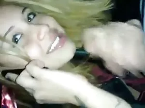 Le gars a jeté un bâton dans le cul d’une bête blonde