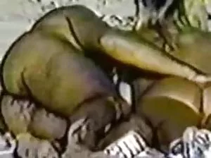 Marié milfa laisser dans un cercle d’amis avec qui elle est allée à la nature
