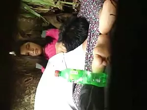 La beauté impressionnante Delia a donné deux trous aux gars en même temps