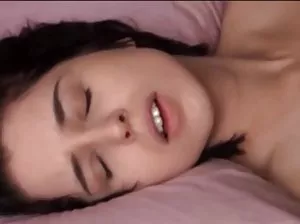 Séance photo érotique de brunette plantureuse près de l’étang