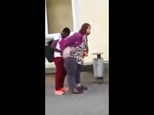 La fille s’assit sur son visage avec un Pissy et assis dans la bouche du gars