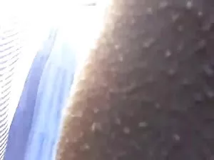 La Dame a mis la main de l’homme dans sa culotte