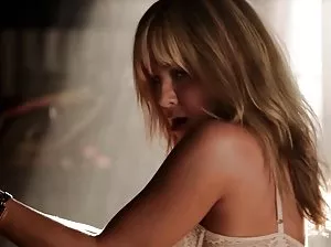 La fille ne sait pas que sa masturbation est filmé avec une caméra cachée