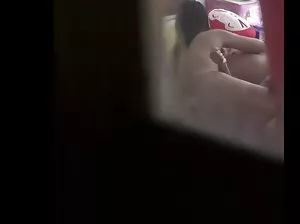 Mari attaché une femme coquine à un poteau et baisée dur