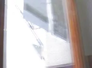 La fille avec le corps mince se donna au gars dans la voiture et hors de la ville