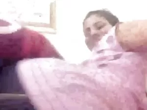 Papa a montré à sa fille ce qu’il fait la nuit avec sa mère