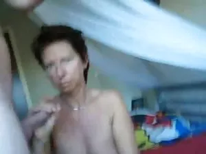 Représentation érotique d’une brune flexible