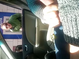 Magnifique seins nus derrière lequel peeps jeune oniste