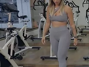 Fille avec de beaux seins pose dans la piscine