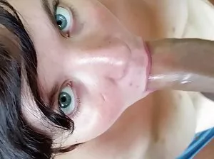 La mère rauncing baise son fils dans l’anus
