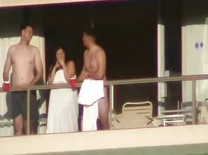 La fille avec les grands tites se masturbe le vibrateur