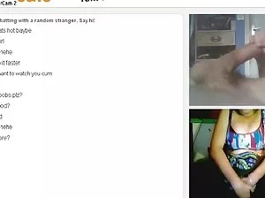 Ladyboy mignonne caresse activement la petite queue dans le Chaturbate privé