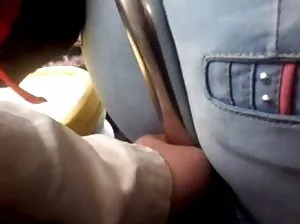 L’homme s’est excité regardant sa fille à moitié nue et voulait son