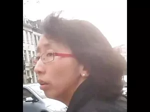 Les salopes sauvages montrent des seins dans des endroits bondés