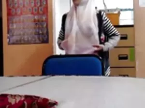 Joanna suce son pénis et le laisse dans son anus