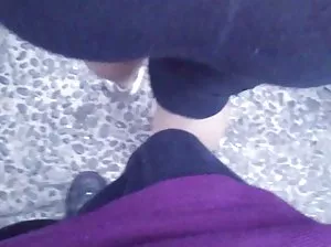 Busty blonde en bas est joué avec une queue de caoutchouc