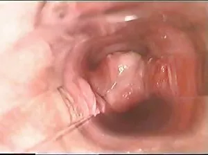 Mari baise le poing pisseux de sa femme alors qu’elle caresse le vibrateur clitoris
