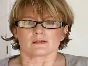 Étrange Skinny homme gay fini sur son estomac pendant un combat