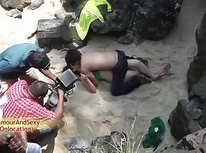 Homme gai avec un long nez se branle avec enthousiasme de la Kucan