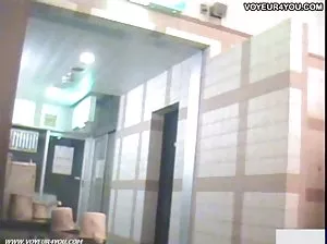 Dude déchiré collants sur le cou mince et la mettre dans le cul