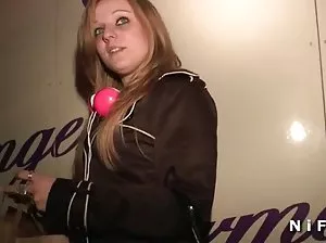 Katerina aspiré un caoutchouc aspiré dans un privé