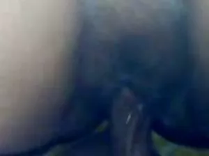 Skinny séduit un mec et baise sur la table