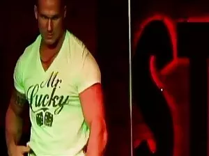 Mâle musclé a enlevé la strip-teaseuse pour sevder devant d’autres