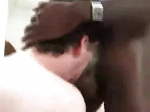 M’a fait prendre une queue dans sa bouche et assis sur elle avec un tizd
