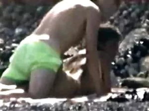 L’homme a fini abondamment dans la Dulce d’une belle femme asiatique