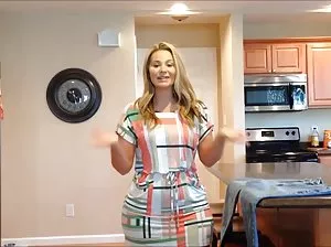 Busty maman se masturbe sur la caméra