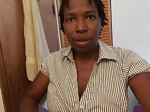 Homme chauve assersement baisée une femme de ménage russe insatiable dans la cuisine