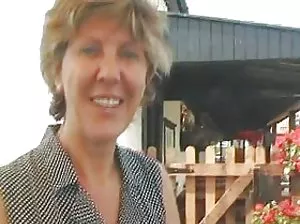 Une nana chic en bas dans un filet baise avec un homme