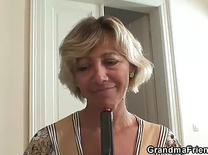 Fille avec de beaux seins bat le clitoris