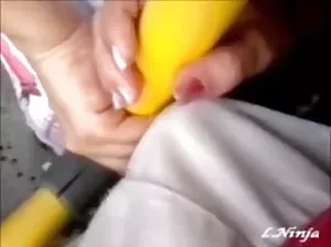 Belle Marie avec un cul rond baisée sur la pelouse dans le cul