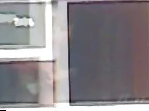 Tout en mangeant des chips, la jeune fille s’est excitée et se donna à son copain