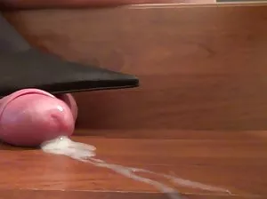 Femme excitée presses vibrateur puissant au clitoris