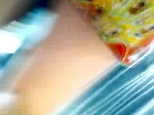 Un type a l’air d’être violée par sa copine.