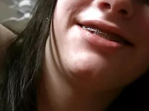 Natalie aime se satisfaire