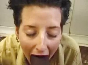 Fille essaye sur de beaux sous-vêtements et ne voit pas la caméra cachée