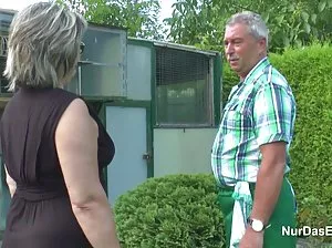 Une femme Latina sitty est engagée dans
