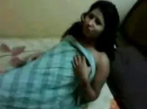 Insatiable avant le sexe femme russe poshofe s’amuse avec un nouvel amant