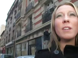 Valentina jouit d’une pilule dans un anus Strap-on
