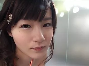 La fille dans le magasin aspiré et avec un acheteur aléatoire