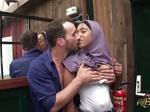 La brune de Snooty fume et colle ses doigts dans un mouillé
