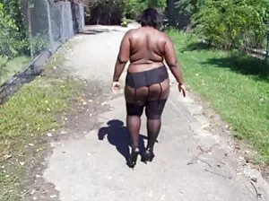 Foule de maniaques baise la fille dans tous les trous