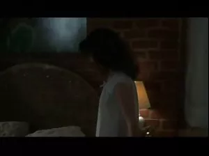 Le Tormentor chatouille les pieds de la femme noire étroitement liée